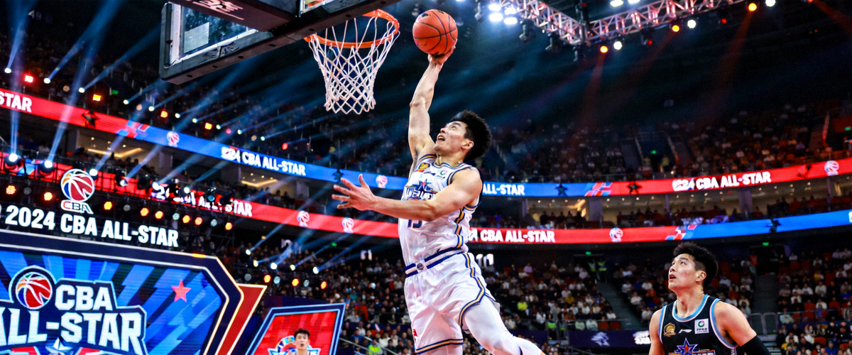 CBA全明星赛现场，球员在场上表演精彩扣篮