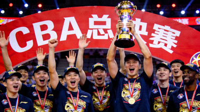 CBA总决赛颁奖仪式，球员举起冠军奖杯