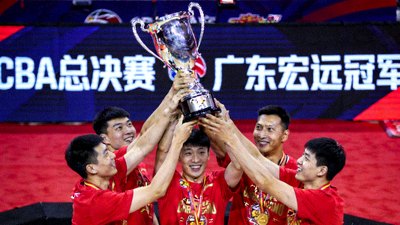 CBA总决赛颁奖仪式，广东宏远队球员举起冠军奖杯
