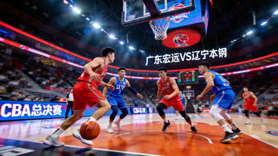 CBA总决赛直播画面，广东宏远队与辽宁本钢队球员在场上对抗