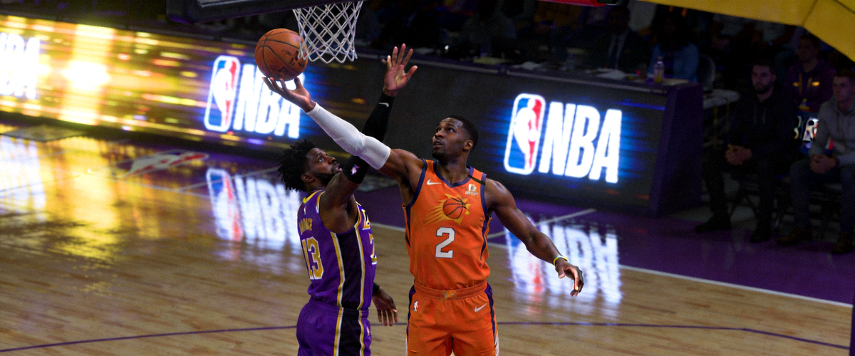 NBA比赛现场，球员在篮下争抢篮板球