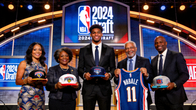 NBA选秀大会现场，球员与家人合影