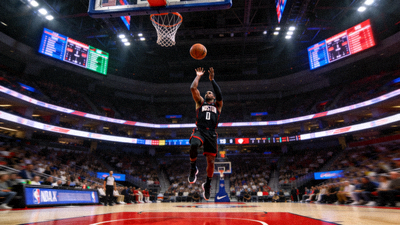 NBA直播画面，球员在三分线外投篮